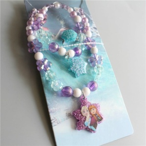2-delat smyckeset med färgat Disney-prinsesshänge i lila, vitt och blått mot en vit bakgrund