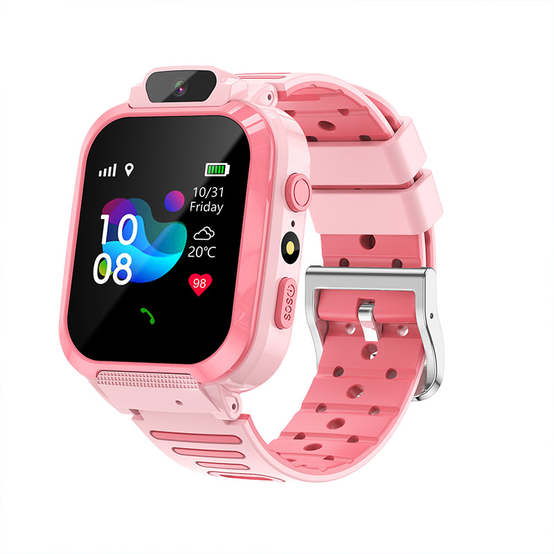 En smartklocka med färgpekskärm, rosa armband och upplyst skärm, på en vit bakgrund.