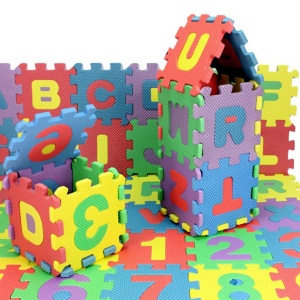 Färgglatt alfabetspussel för barn med 36 bitar och vit bakgrund