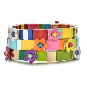 Armband med färgglada blommor för flickor mot vit bakgrund