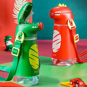 Barnflaska 450 ml med sugrör i dinosaurieform i grönt och rött med axelrem