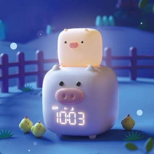 Röststyrd LED-väckarklocka i form av en gris på en bondgård på natten