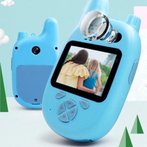 Mini walkie-talkie med kamera för barn i blått på en blå molnbakgrund