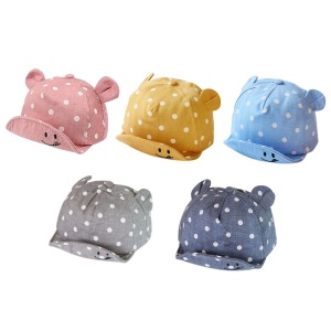 Prickig keps med öron och prickar i vitt