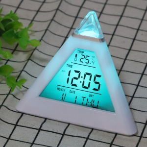 Vit pyramidformad digital väckarklocka med turkost ljus