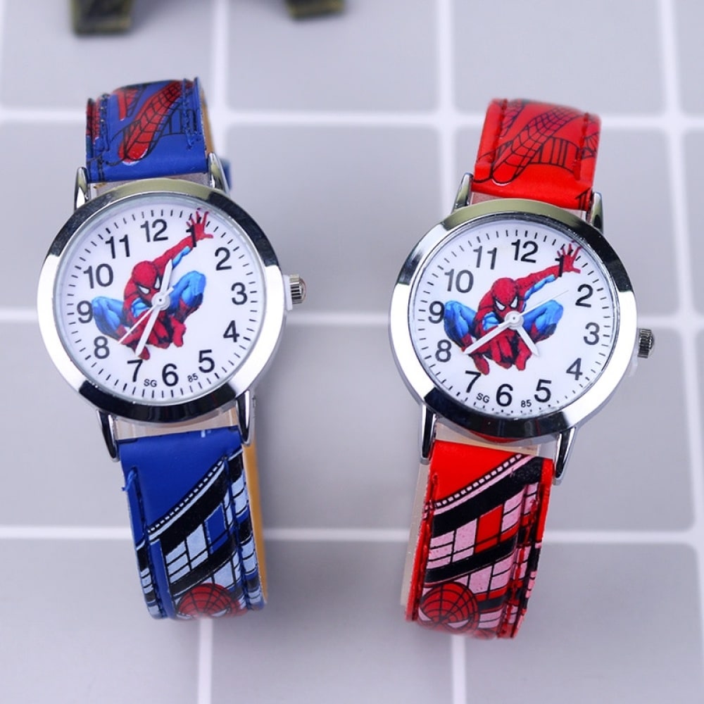 Barnklocka med urtavla med visare. Båda klockorna har ett Spiderman-armband och Spiderman-figuren i mitten av urtavlan. Siffrorna på klockan är lätta att läsa.