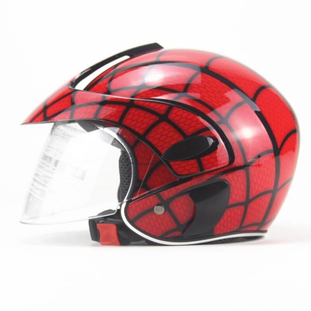 Tecknad motorcykelhjälm Barnhjälm med visir framtill. Hjälmen har ett rött spindelnätsmotiv som påminner om Spiderman. Hjälmen har ett clips nedtill för att fästa hjälmen.