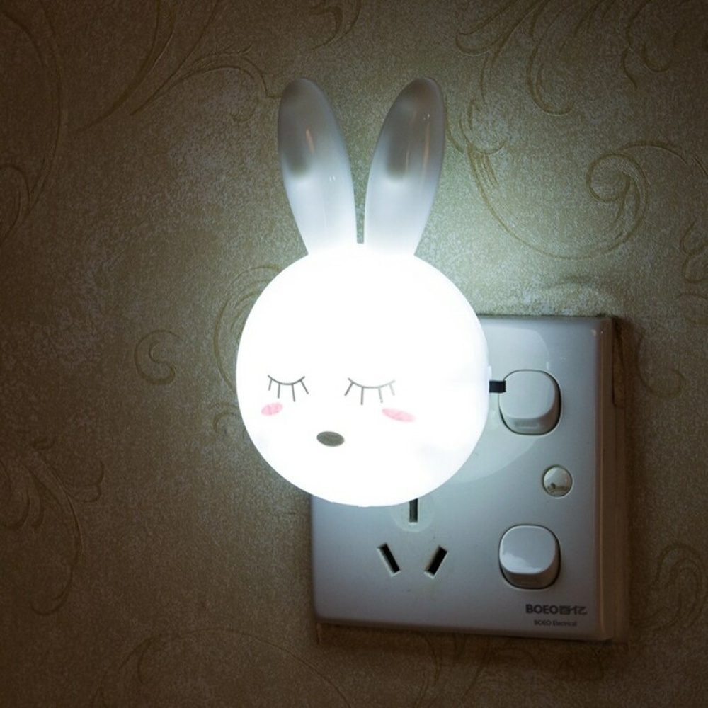 Vägglampa i form av en kanin i ett väggmonterat uttag