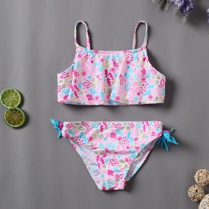 2-delad baddräkt med rosa, vita och blå marina djur på en grå duk med limetryck