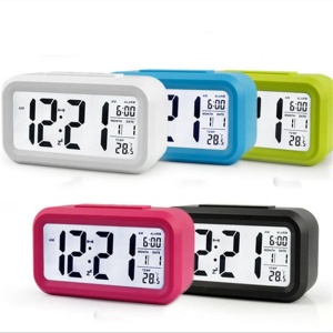 Digital väckarklocka i plast för barn i färgerna vit, blå, grön, rosa och svart