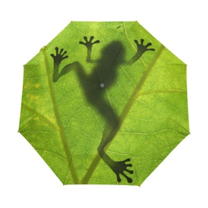 Barnparaply med grönt bladliknande grodmotiv mot vit bakgrund