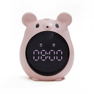 Multifunktionell väckarklocka för barn i form av en rosa digital mus mot en vit bakgrund med svart framsida