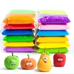 Superlätt modellera i 12 färger för barn med äpple, apelsin, banan och jordgubbe mot vit bakgrund