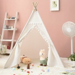 Bärbart vitt tipitält för barn med gosedjur inuti i ett rosa sovrum