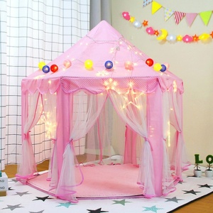 Färgglad tipi för en liten rosa flicka, med gardiner på en vit matta med stjärnor
