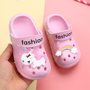 Roliga rosa unicorn-tofflor för barn på ena handen med färgglad design