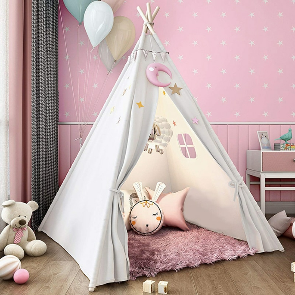Stor tipi för ett barn i ett rosa sovrum med gosedjur inuti och utanför och ballonger