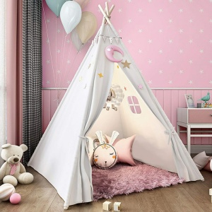 Stor tipi för ett barn i ett rosa sovrum med gosedjur inuti och utanför och ballonger