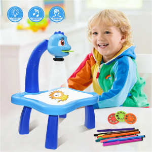 Ritbord med overheadprojektor i blått med leende barn och färgpennor