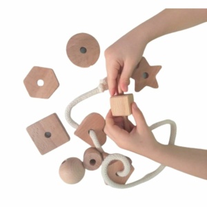 Geometriska träfigurer för barn med vitt snöre
