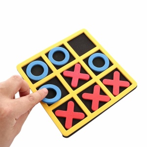 Interaktivt brädspel för föräldrar och barn med rött kors och blå boll i en gul kvadrat