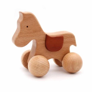 brun rullande häst i trä för barn