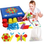 Färgglatt pedagogiskt pussel i trä för barn med baby som spelar och blå låda