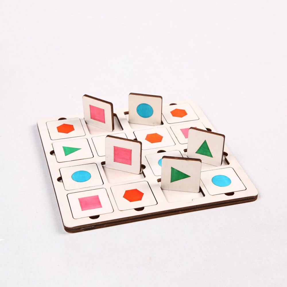 Sudoku i vitt trä för barn med färgade geometriska former