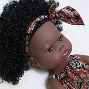 Afrodocka med vackert hår och klänning och pannband i afrikansk stil