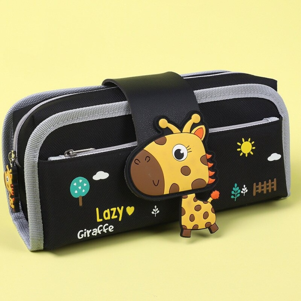 c3fb315c-172f-4c96-b23f-48fefe39a802 2 i 1-pennfodral för barn med giraffmotiv i svart och grått mot en gul bakgrund