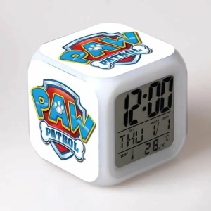 Vit elektronisk väckarklocka med Pat Patrol-logotyp