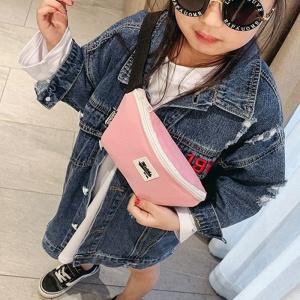 Lyftväska i canvas för barn i rosa med liten flicka i jeans och solglasögon