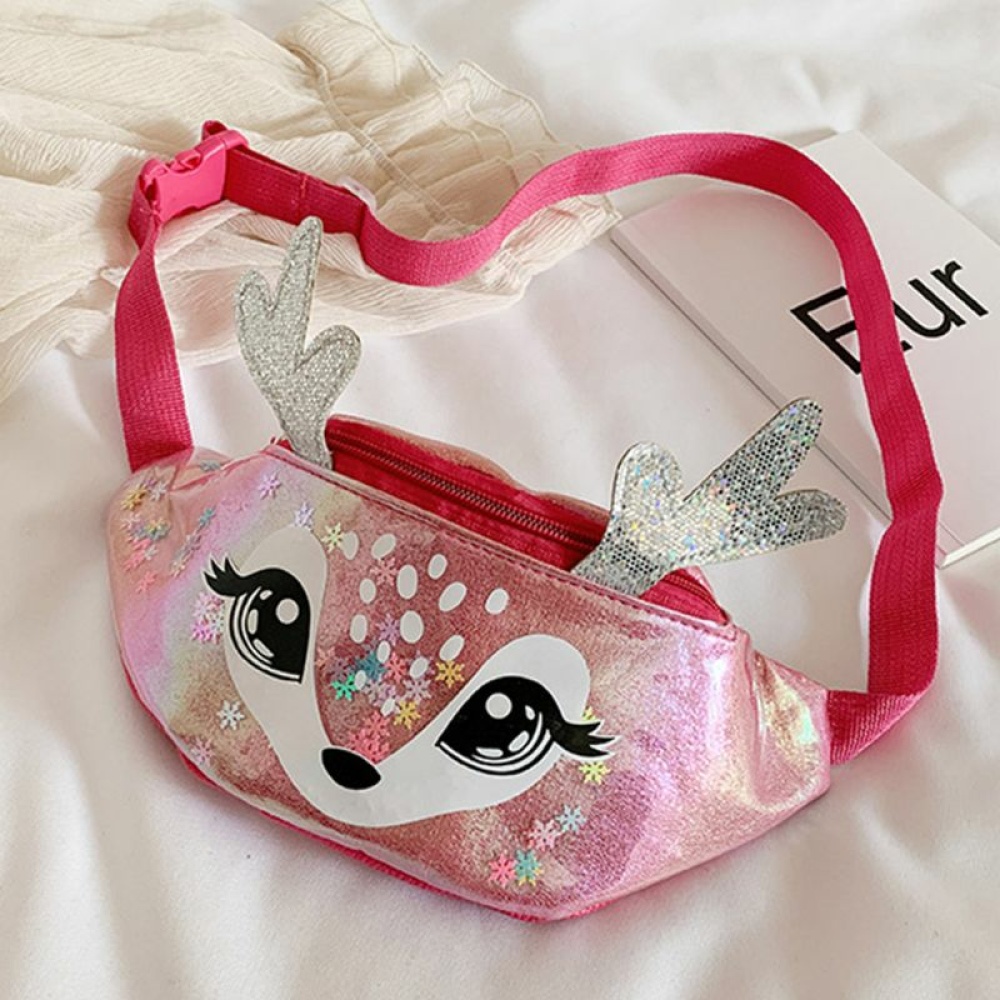 Midjeväska med rådjursmotiv i rosa och vitt på en vit jacka med en bok