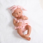 Nyfödd silikondocka för barn med rosa klänning och pannband
