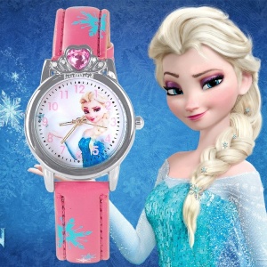 Prinsessan Annas klocka med diamantdekoration, rosa armband och blå himmel som bakgrund