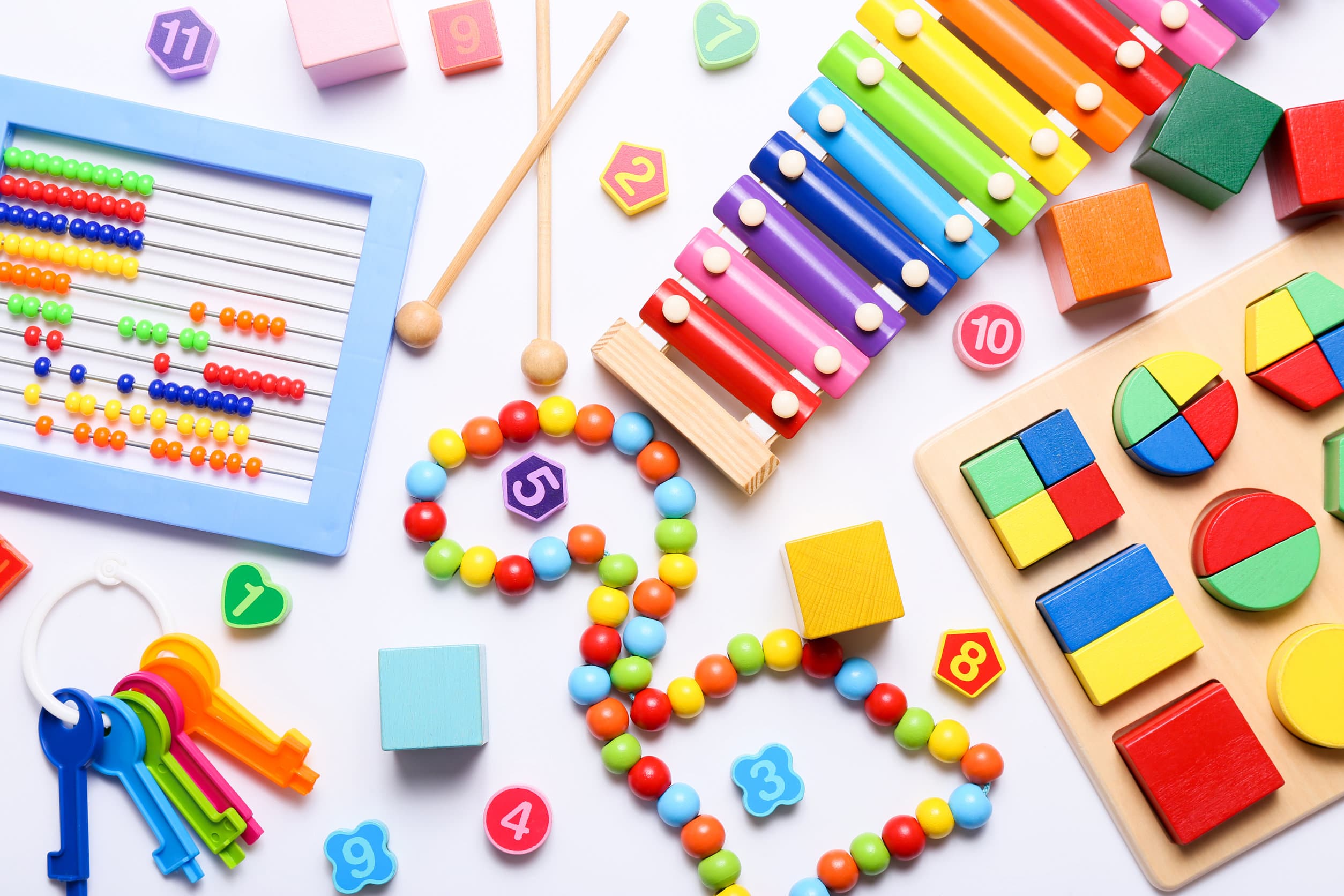 Dussintals färgglada pedagogiska leksaker för barn sedda från ovan