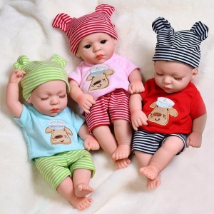 Vattentät docka för nyfödda med rosa, röda, gröna och blå kläder på en vit jacka