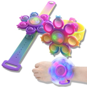 Anti-stress spin "Pop it" armband i regnbågsfärgad lila på en flickas handled