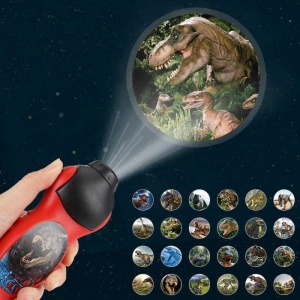 Ficklampa med röd och svart dinosaurie spotlight på natten