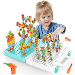 Montessori-skolinspirerat byggset för barn med små delar och en flicka som leker