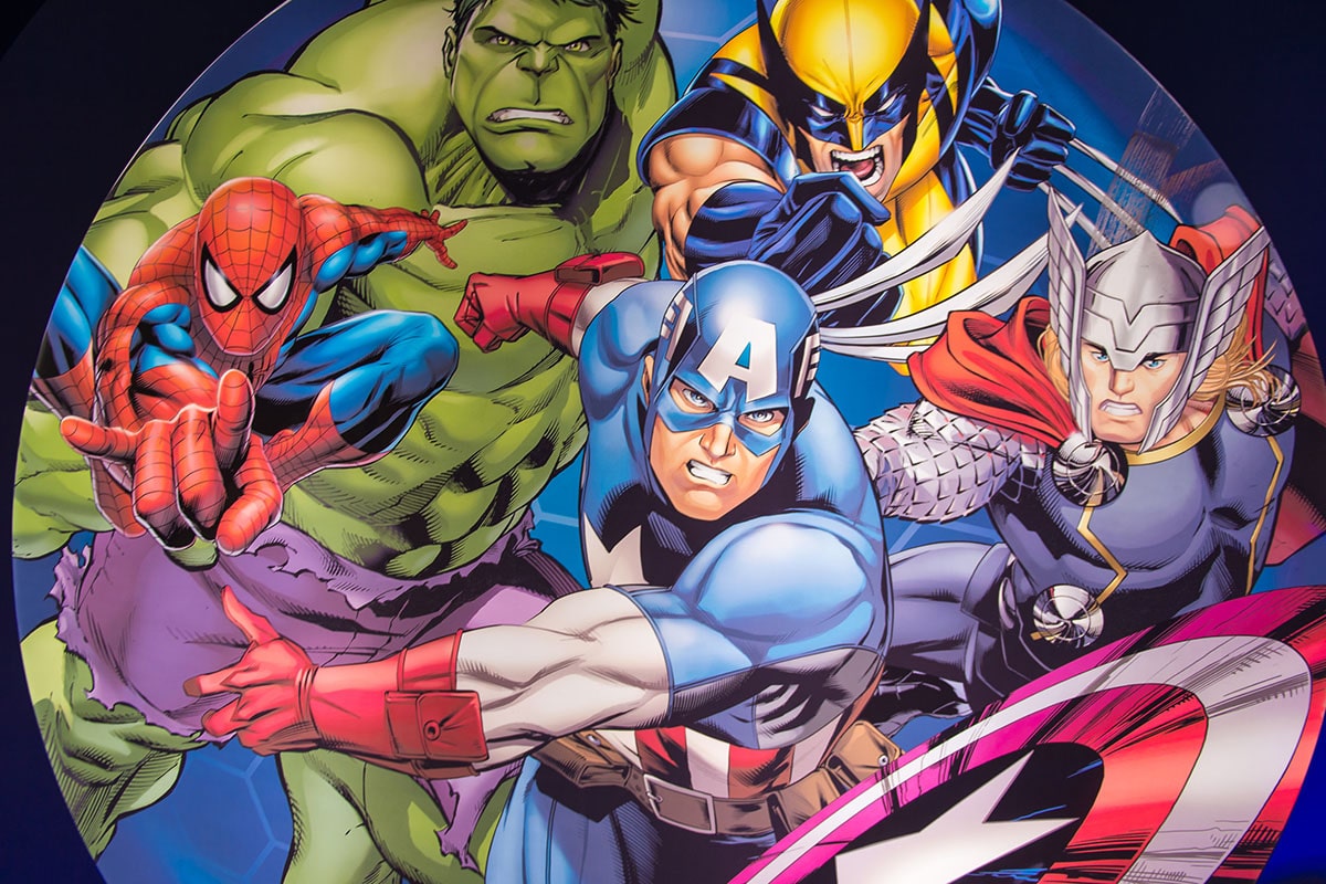 Ett Marvel-märke med Spiderman, Hulken, Wolverine, Thor och Captain America