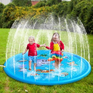 Vattenstrålematta i barnpoolsstil med pojke och flicka inuti