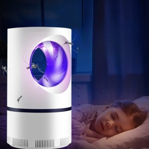 Vit och violett UV-myggavvisande lampa för barn i ett sovrum med en flicka