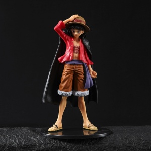one Piece Luffy-figur rör vid sitt huvud