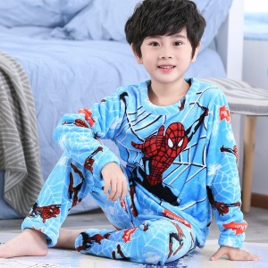 Spider-Man mjuk fleecepyjamas för pojkar blå på en pojke bredvid sin säng