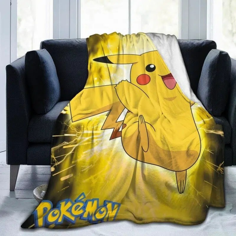 img_Plaid Pokémon Pikachu pour enfants_04 Pokémon Pikachu gul filt för barn på en svart soffa framför ett fönster