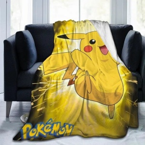 Pokémon Pikachu gul filt för barn på en svart soffa framför ett fönster