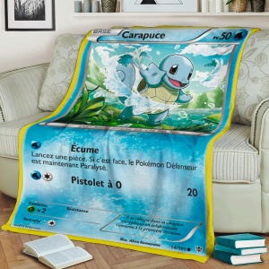 Blå Pokémon Carapuce-kortfilt på en soffa med böcker