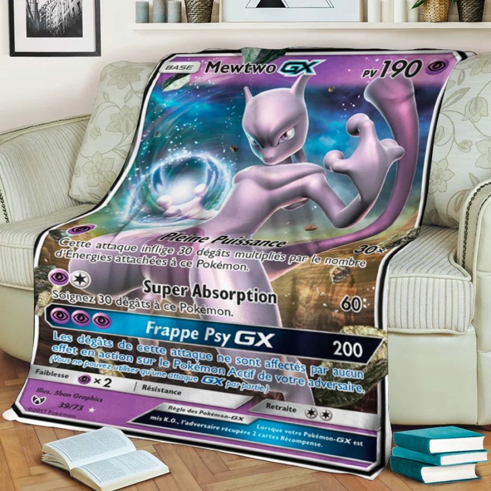 img_Plaid carte Pokémon Mewtwo GX pour enfants_02 Lila Pokémon Mewtwo GX-kortfilt för barn på en vit soffa med böcker