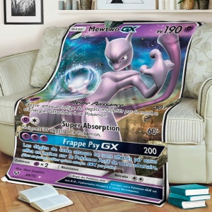 Lila Pokémon Mewtwo GX-kortfilt för barn på en vit soffa med böcker